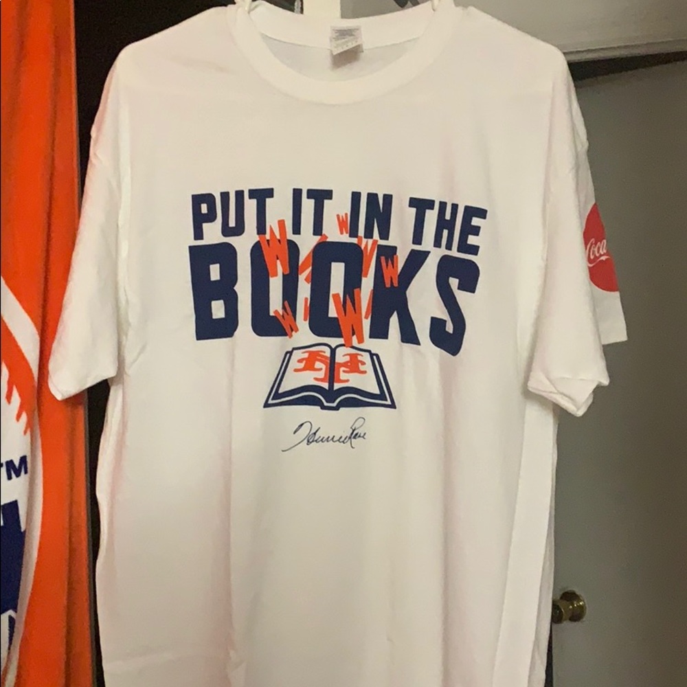 White Mets t shirt Put it in the books
